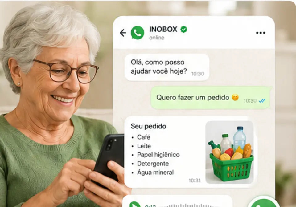 Consumidora usando o celular para fazer uma compra pelo WhatsApp
